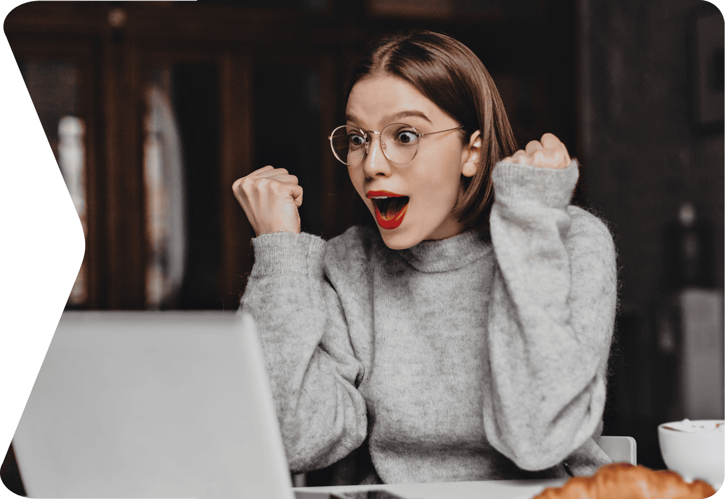 дівчина за компютером